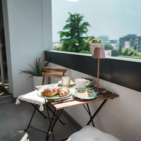 Entire Flat, 1 Minute Walk From Of Garda *